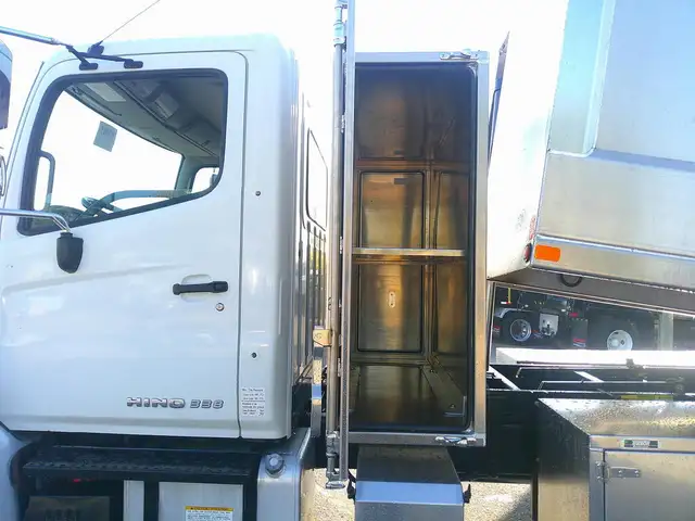 2019 Hino 338 in Heavy Trucks in Hamilton - Image 9