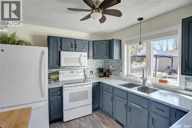 704 Leeville DRIVE Assiniboia, Saskatchewan in Houses for Sale in Moose Jaw - Image 8