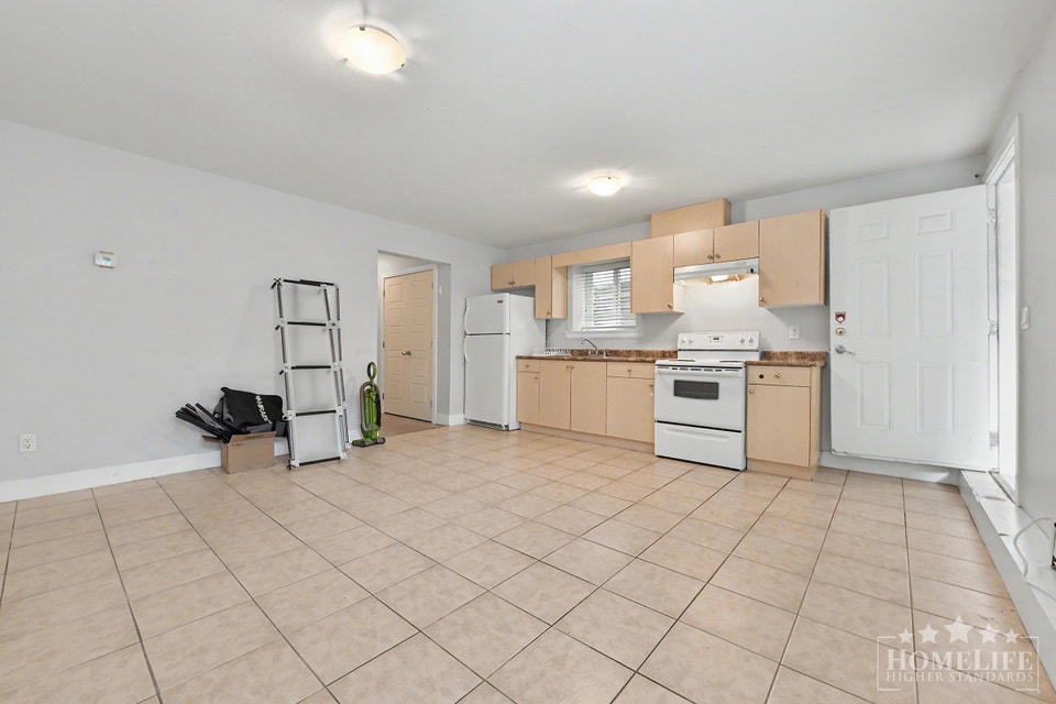 Bright 2-Bedroom Basement Suite in Desirable Sullivan Neighbourh 2