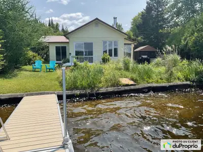 Charmant chalet 4 saisons, entièrement meublé (voir Inclusions) est situé directement sur le bord du...