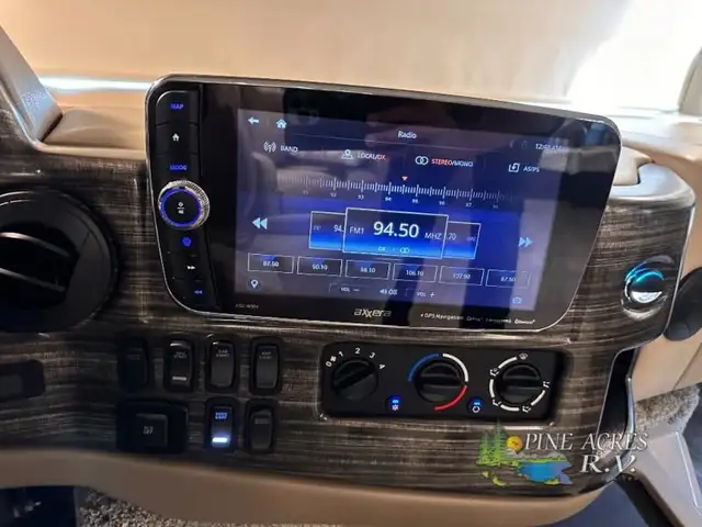 2022 Thor Motor Coach Challenger 35MQ only 6,310 Miles in RVs & Motorhomes in Moncton - Image 57