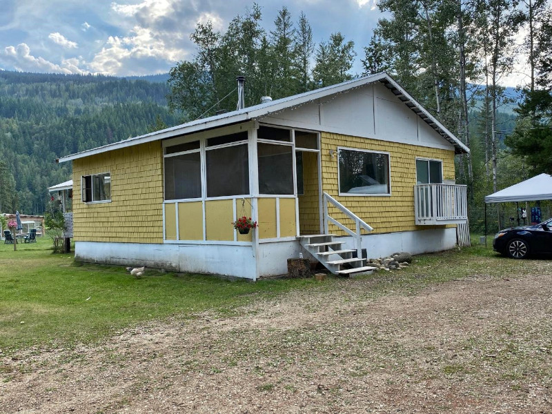 PERFECT SMALL ACREAGE For Sale in Clearwater, BC! Houses for Sale