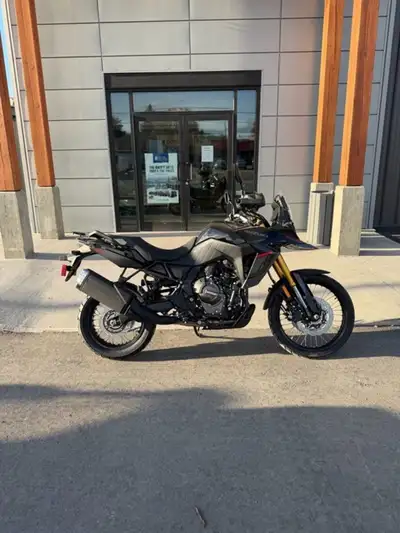 PRICE INCLUDES A $1200 REBATE UNTIL DEC 31ST The 2026 Suzuki V-Strom 800 DE is a rugged, mid-displac...