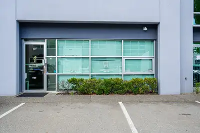 First class office/warehouse space in Central Newton. Rare opportunity to purchase industrial/office...