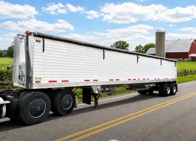 2012 SUPER HOPPER 40'FT ALUMINUM TRAILER. EXCELLENT CONDITION, ONE OWNER UNIT, NEVER SEEN WINTER, ST...