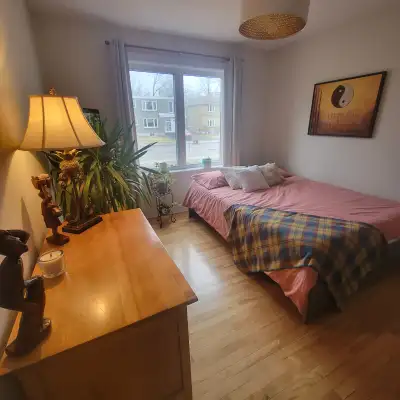 Bonjour à vous, J'ai une chambre meublé à louer dans mon grand 4 et demi. Disponible à partir de mai...