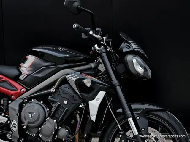 2022 Triumph Street Triple R Sapphire Black in Street, Cruisers & Choppers in Oshawa / Durham Region - Image 14