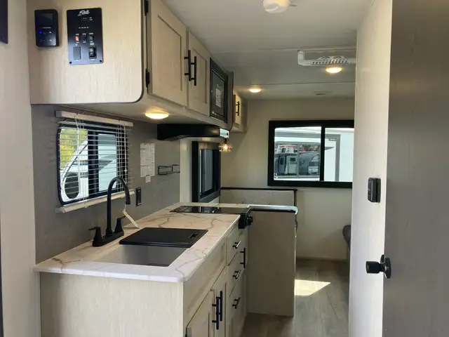 2025 Coachmen Northern Spirit DLX in Travel Trailers & Campers in Terrace - Image 9
