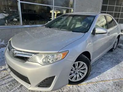 2012 TOYOTA CAMRY LE .AUTOMATIOQUE INTERIEUR VITRES-PORTES- MIRROIRS- ELECTRIQUE.A/C.LECTEUR C/D .5...