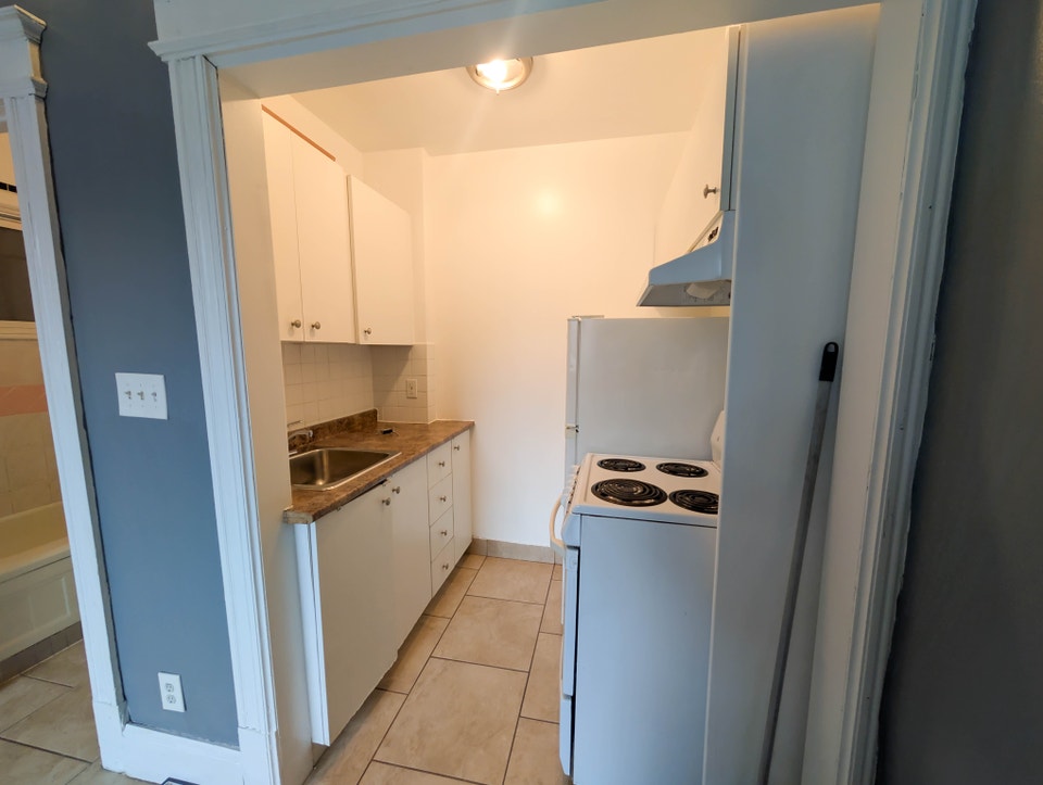 55 Wellington St S, Hamilton (Unit 2) - Bachelor Apartment 5