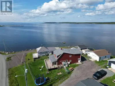 Discover coastal living at its finest in this beautiful 3-bedroom family home, perfectly positioned...