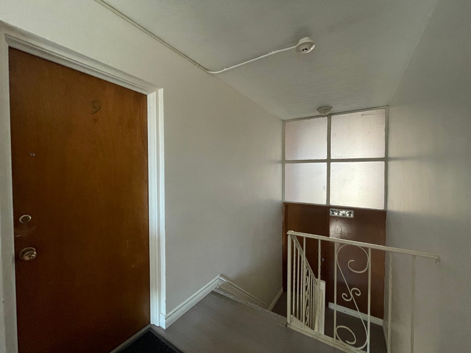 2 bed apartment w. balcony in prime location! 9-18 Garrett St 3