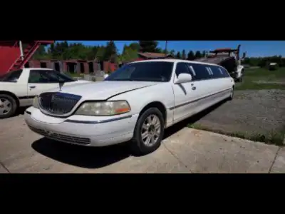 "*AS-IS À vendre chez Kenny Drummondville : Lincoln Town Car Limousine 2003 Vous cherchez une limous...