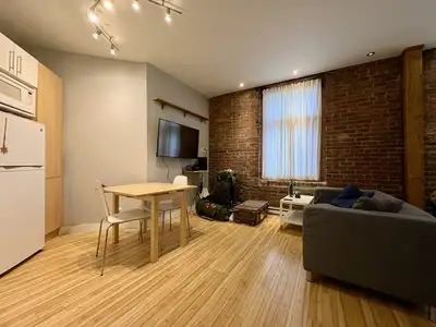Appartement de style studio à aire ouverte entièrement meublé, situé au cœur du Vieux-Québec, au coi...