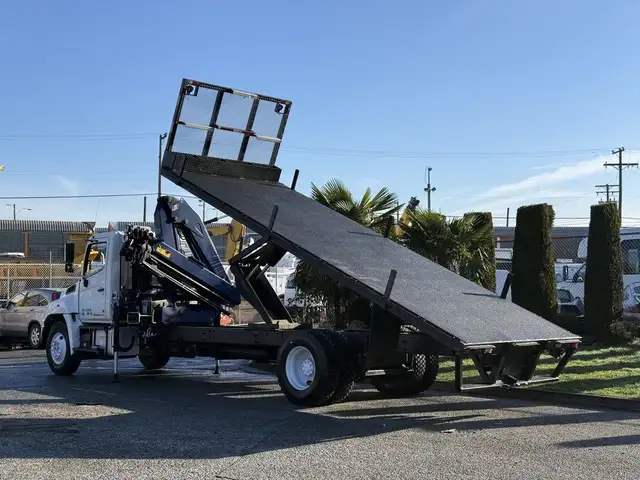 2015 Hino 358 22 Foot Dump Flatdeck with Amco Veba Crane and Air in Heavy Trucks in Regina - Image 10