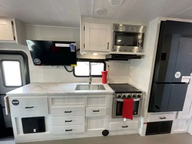 2026 EAST TO WEST Entrada 2950OK in RVs & Motorhomes in Edmonton - Image 17