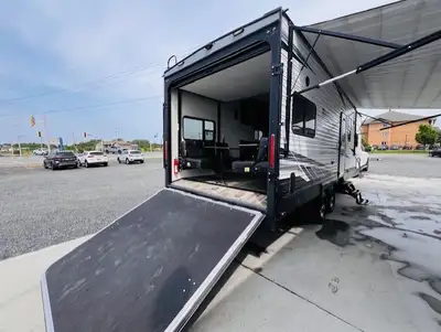 * 2019 JAYCO OCTANE 273 K1V3 * DRY WEIGHT OF 6,400lbs * PRIVATE FRONT BEDROOM * FINANCING AVAILABLE...