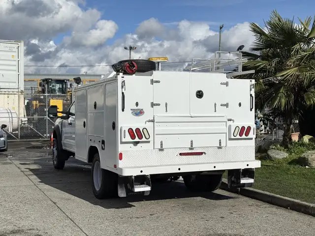 2024 Ford F-550 Crew Cab 4x4 Service Truck with Welder and Compr in Heavy Trucks in City of Montréal - Image 9