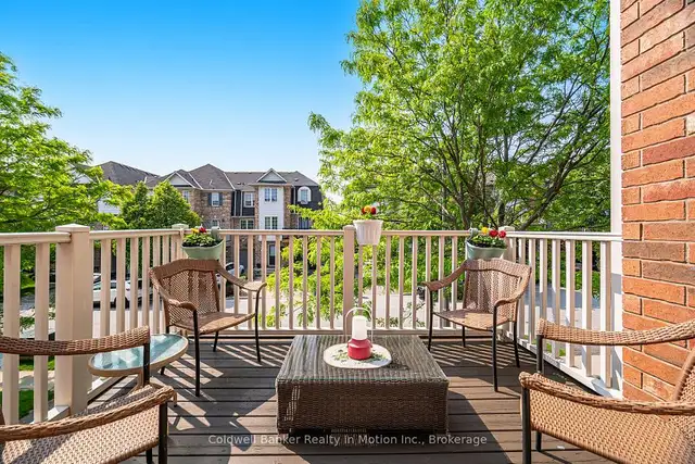 Sun-filled 3-bedroom, 3-storey Freehold end-unit townhouse in Houses for Sale in Oakville / Halton Region - Image 5