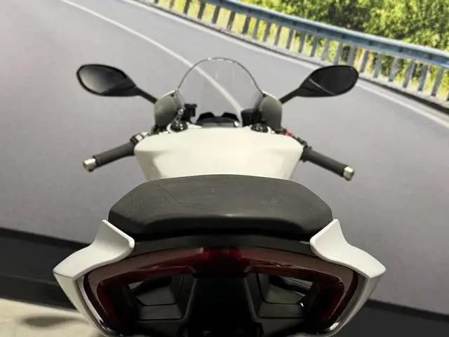 2023 Ducati Panigale V2 White Rosso Livery V2 White Rosso Livery in Street, Cruisers & Choppers in Saskatoon - Image 7