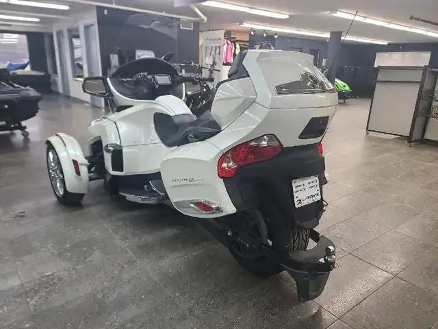 2017 Can-Am SPYDER RT LTD (SE6) BLANC in Sport Touring in Lanaudière - Image 7