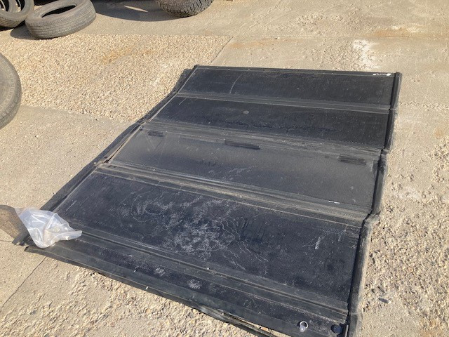 Hard Solid Tri-Fold Tonneau Cover - 2019-2022 Dodge Ram 1500 in Other Parts & Accessories in Edmonton - Image 3
