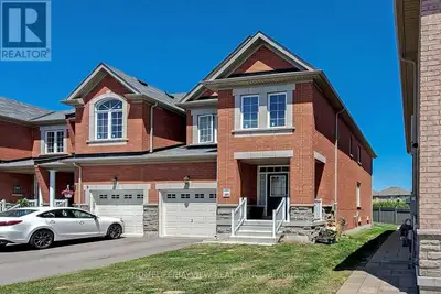 Freehold Gorgeous 4 Bedroom, 4 Bath End Unit Attached By The Garage. Back Onto Beautiful Ravine. Lux...