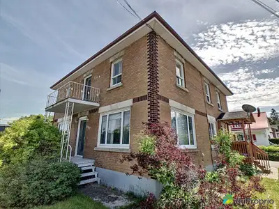 Très beau duplex en brique appartement à l'étage rénové en entier les deux salles de bain rénovées....