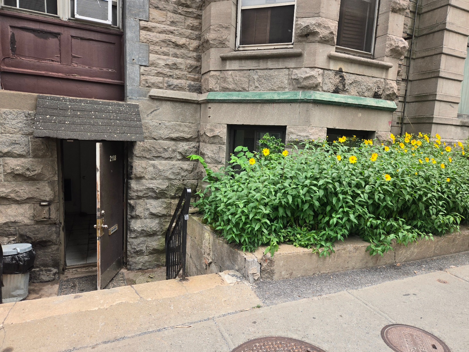 Downtown 2 Bedroom, Heat and Hot Water Included — photo 2