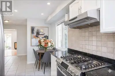 Discover this bright end-unit townhome in one of Oakville's most desirable, family-friendly neighbou...