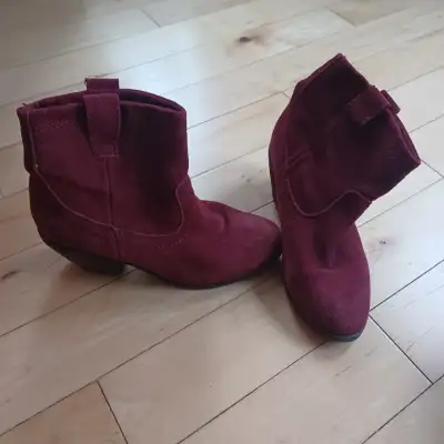 Bottes, View more