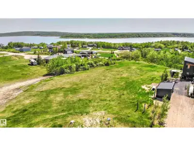 FULL FILL YOURSELF AT EXTRAVAGANT LAC SANTE! - Sante Estates is a pristine subdivision with beach ac...