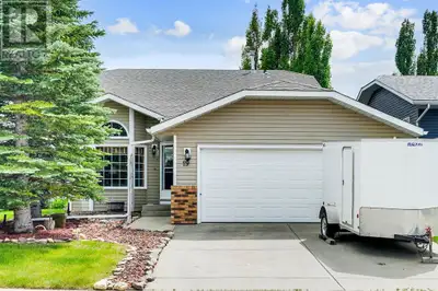 Welcome to 19 Everglade Drive, Airdrie – This beautifully maintained corner lot bi-level is the perf...