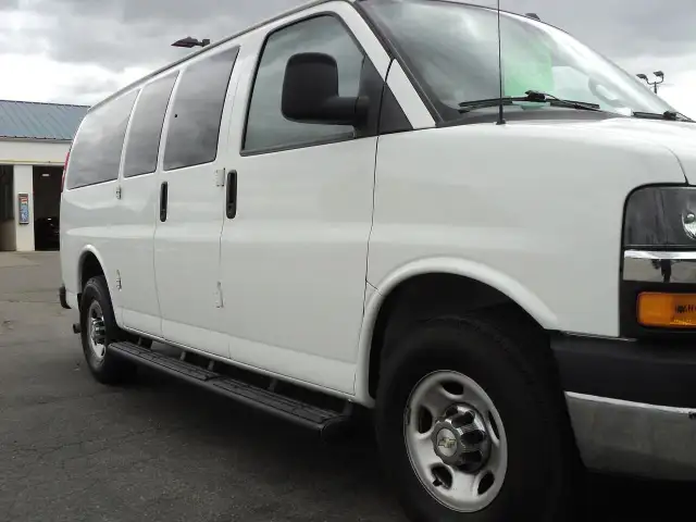2022 Chevrolet Express 2500 LT RWD 6.6L8cylGas 12Passenger 135"W in Cars & Trucks in Brantford - Image 26