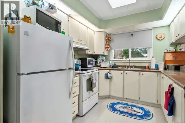 A 3160 Island Hwy N Campbell River, British Columbia in Houses for Sale in Campbell River - Image 4