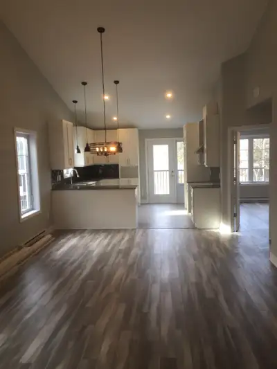 Magnifique 5 1/2 en face de la gare Grand-Moulin (REM) à Deux-Montagnes 3 chambres à coucher Disponi...