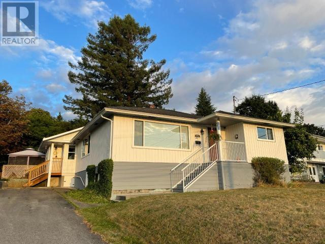 4594 FERNWOOD AVE Powell River, British Columbia in Houses for Sale in Powell River District