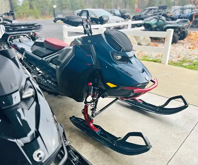 2025 SKI DOO SUMMIT X EXPERT 850 E TEC R 154 3.0 SHOT (FINANCING in Snowmobiles in Kelowna - Image 4