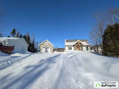 Magnifique maison construite en 2012 sur une montagne avec vue sur le lac (sans accès) pour une pris...