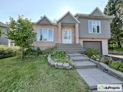 Habitation construite été 1989 habitée novembre 1989; de style semi-moderne semi-coloniale 1 étage e...