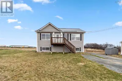 This modern duplex is a smart move, whether you're starting out or building up. Just ten years old,...