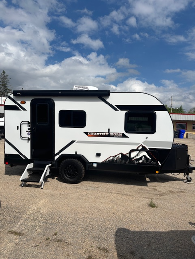 JUST ARRIVED! GORGEOUS 17 FOOTER perfect light weigh made with Azdel walls, one piece Fiberglass roo...