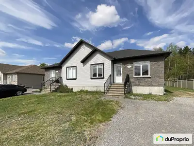 Magnifique jumelé à vendre, beau, grand, et très propre !! Construction 2012 et complètement rénovée...