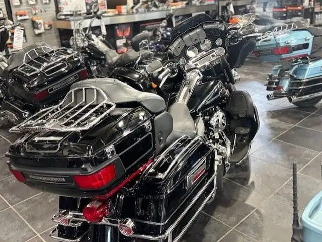 2009 Harley-Davidson Electra Glide Ultra Classic in Street, Cruisers & Choppers in Sudbury - Image 6