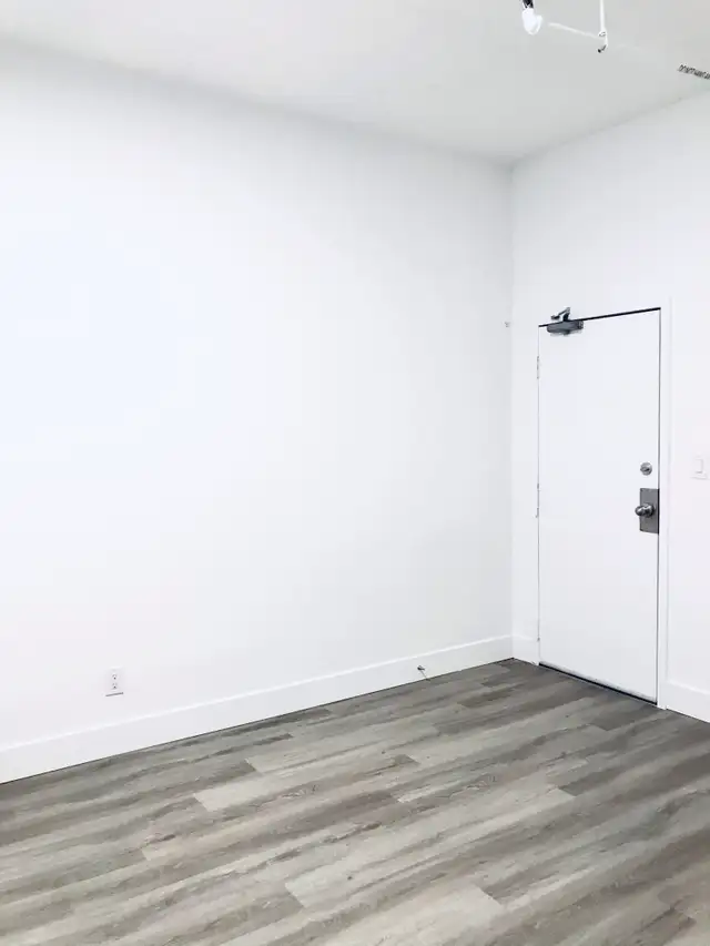 Waldorf Studios in Long Term Rentals in Vancouver - Image 5