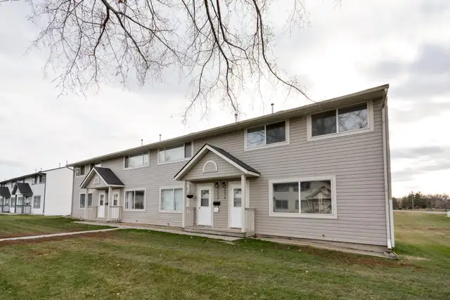 3 Bedroom Townhouse Premium - 700 Gladmer Pk. *Renovated Suite* in Long Term Rentals in Regina - Image 7