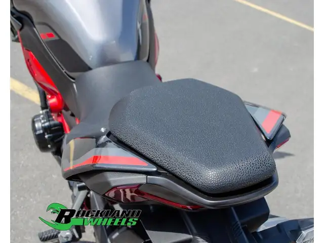 2025 Kawasaki Z900 in Sport Bikes in Ottawa - Image 18
