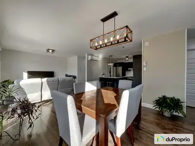 Condo lumineux, aire ouverte, proximité de tous les services. Situé dans la partie construite en 202...