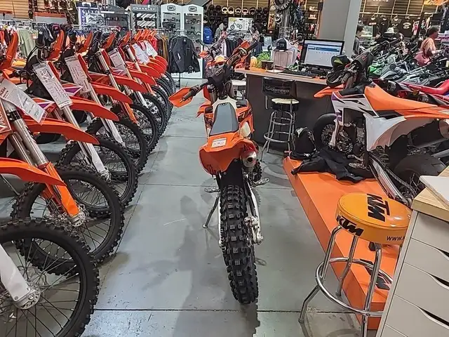 2025 KTM XC 300 in Dirt Bikes & Motocross in Calgary - Image 11