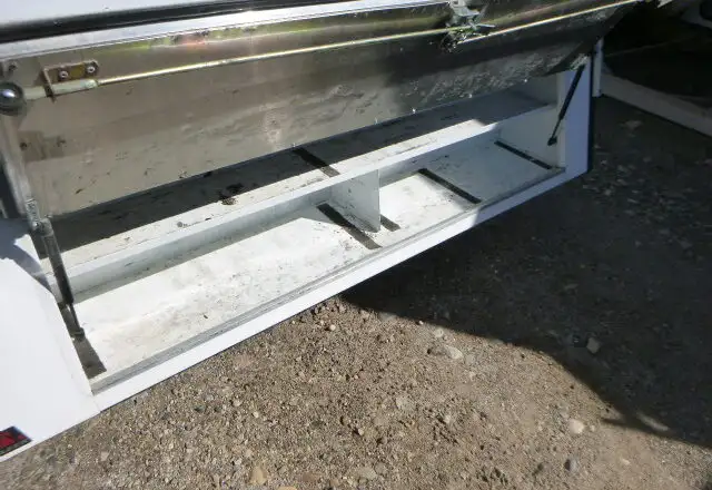 2014 - 2018 GMC Sierra or Chevrolet Silverado 6'6 White Leer Cap in Other Parts & Accessories in Kitchener / Waterloo - Image 7